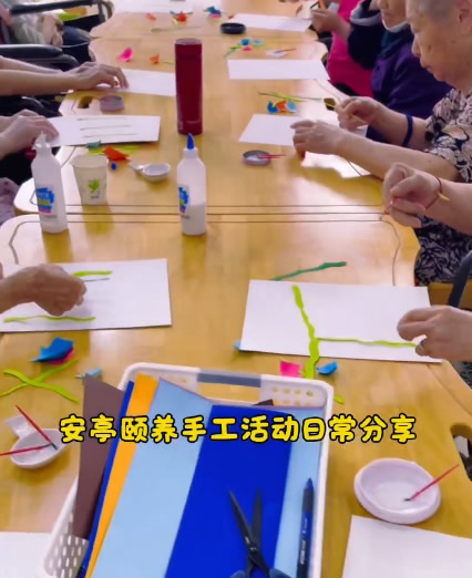 陪伴長者巧手做手工，歡聲笑語滿廳堂